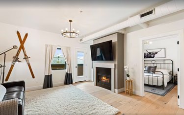 The cream-themed living room at Bear's Den getaway in Whitefish